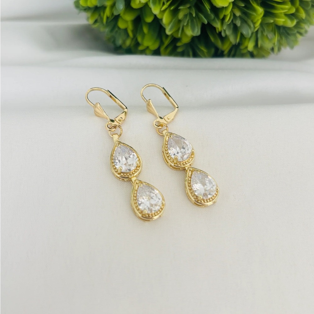 BOGO Sale 2 x $20 
Elegant Gold Drop Earrings